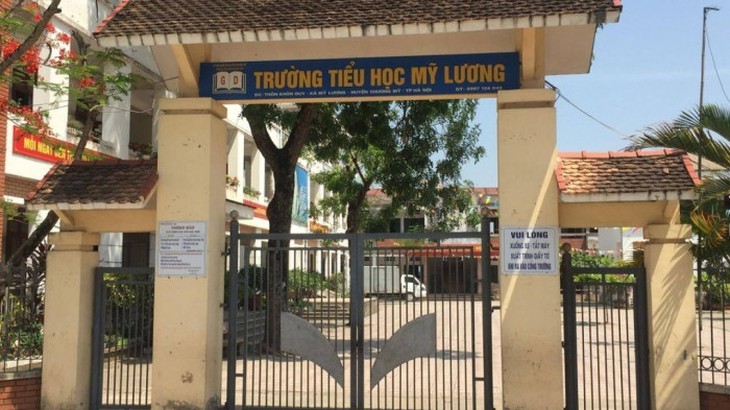 Đề nghị công an điều tra vụ nữ sinh lớp 5 bị nhóm bạn bắt tự lột đồ, quỳ xin lỗi - Ảnh 1.