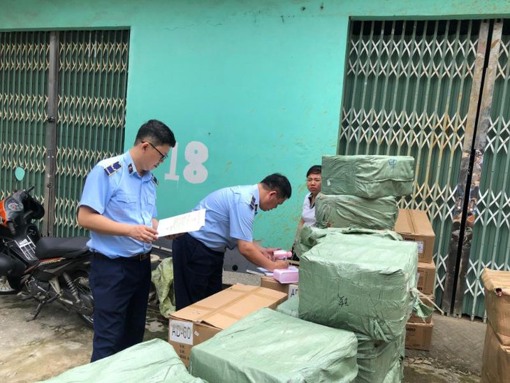 "Đột kích" kho hàng chứa hàng nghìn viên giặt xả quần áo, viên xả quần áo giả mạo - Ảnh 2.
