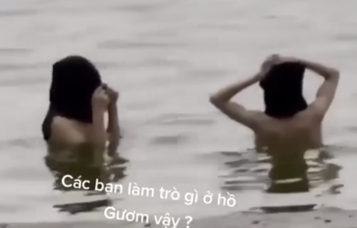 Vụ 'tắm tiên' tại hồ Hoàn Gươm: 2 người đàn ông bị mời lên làm việc - Ảnh 2.