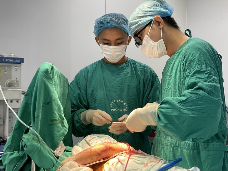 Áo khoác nắng cuốn vào bánh xe, cháu bé bị tai nạn gãy tay. - Ảnh 2.
