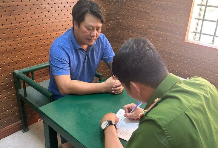 Khởi tố kẻ cầm vật giống súng lao vào nhà dân bắn nhiều phát - Ảnh 2.