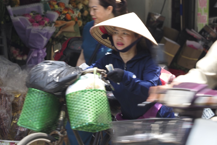 Giữa cái nắng 'thiêu đốt', người lao động Hà Nội gồng mình mưu sinh - Ảnh 11.