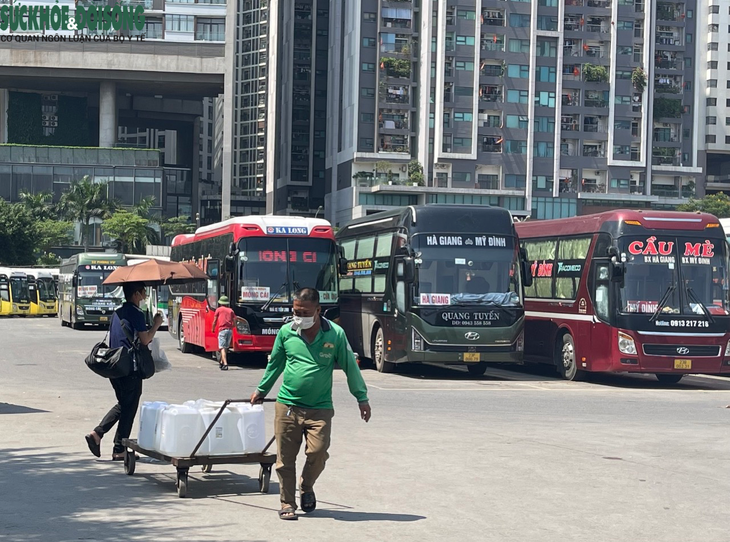 Nắng như 'thiêu đốt', người lao động Hà Nội 'gồng mình' mưu sinh - Ảnh 5.