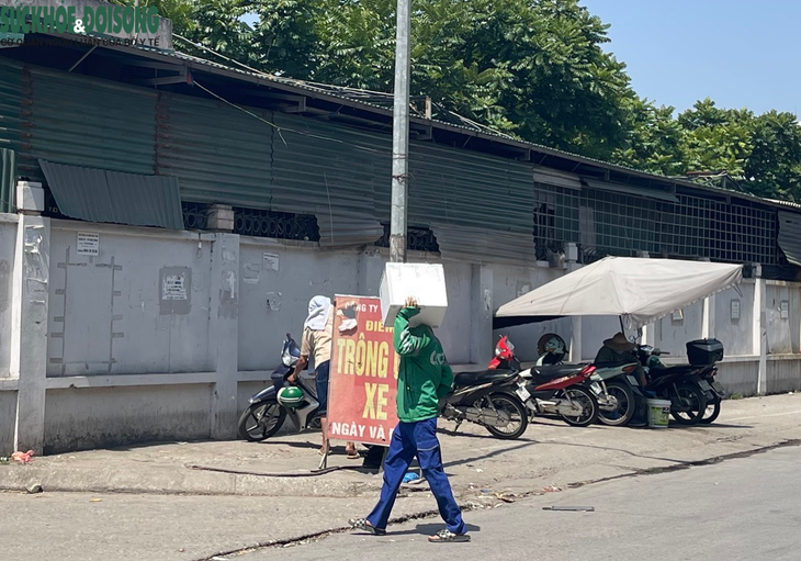 Nắng như 'thiêu đốt', người lao động Hà Nội 'gồng mình' mưu sinh - Ảnh 6.