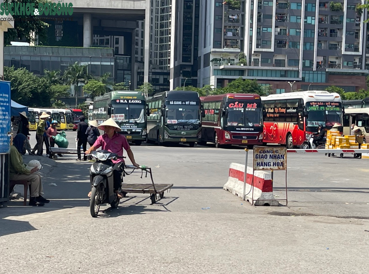 Nắng như 'thiêu đốt', người lao động Hà Nội 'gồng mình' mưu sinh - Ảnh 7.