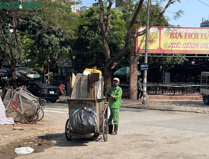 Nắng như 'thiêu đốt', người lao động Hà Nội 'gồng mình' mưu sinh - Ảnh 8.