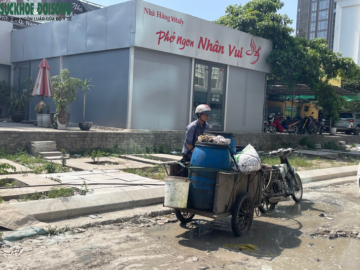 Nắng như 'thiêu đốt', người lao động Hà Nội 'gồng mình' mưu sinh - Ảnh 9.