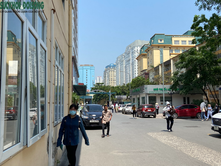 Người nhà bệnh nhân vội vã tìm chỗ trú trong những ngày nắng nóng - Ảnh 1. Người nhà bệnh nhân vội vã tìm chỗ trú trong những ngày nắng nóng - Ảnh 1.