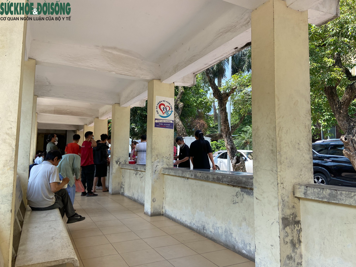Người nhà bệnh nhân vội vã tìm chỗ trú trong những ngày nắng nóng - Ảnh 2. Người nhà bệnh nhân vội vã tìm chỗ trú trong những ngày nắng nóng - Ảnh 2.