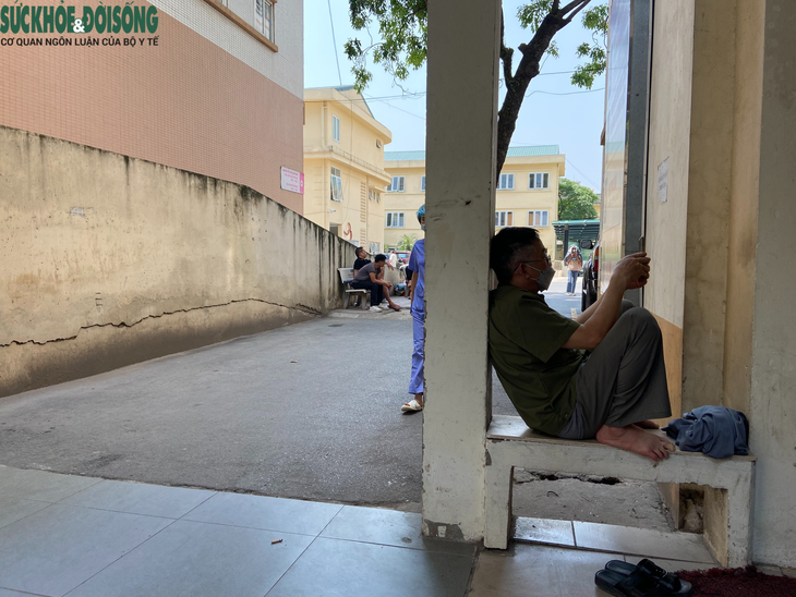 Người nhà bệnh nhân vội vã tìm chỗ trú trong những ngày nắng nóng - Ảnh 3. Người nhà bệnh nhân vội vã tìm chỗ trú trong những ngày nắng nóng - Ảnh 3.