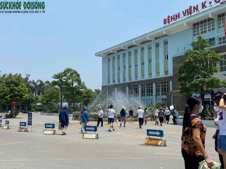 Người nhà bệnh nhân vội vã tìm chỗ trú trong những ngày nắng nóng - Ảnh 4. Người nhà bệnh nhân vội vã tìm chỗ trú trong những ngày nắng nóng - Ảnh 4.