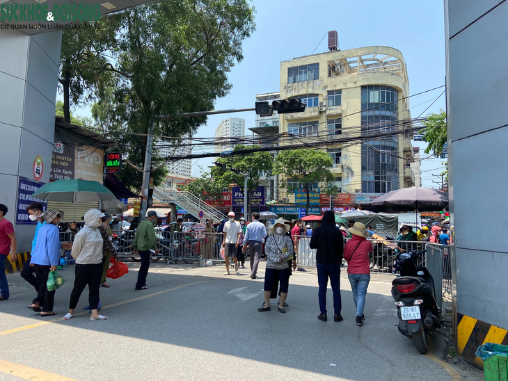 Người nhà bệnh nhân vội vã tìm chỗ trú trong những ngày nắng nóng - Ảnh 6. Người nhà bệnh nhân vội vã tìm chỗ trú trong những ngày nắng nóng - Ảnh 6.