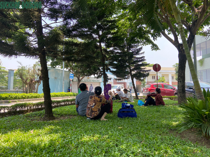 Người nhà bệnh nhân vội vã tìm chỗ trú trong những ngày nắng nóng - Ảnh 8. Người nhà bệnh nhân vội vã tìm chỗ trú trong những ngày nắng nóng - Ảnh 8.