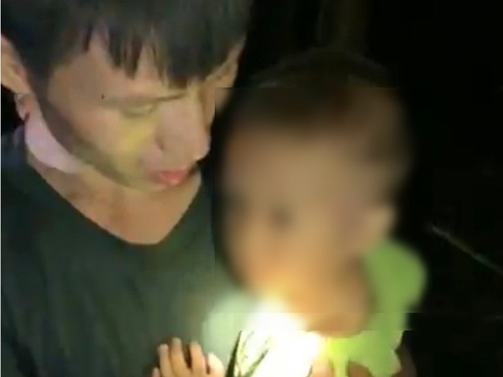 Bé trai 2 tuổi đi lạc trong rừng suốt 6 giờ, khi tìm thấy vẫn điềm tĩnh lạ thường - Ảnh 1. Bé trai 2 tuổi đi lạc trong rừng suốt 6 giờ, khi tìm thấy vẫn điềm tĩnh lạ thường - Ảnh 1.