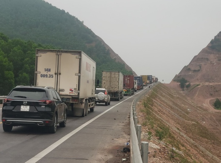 Vì sao xuất hiện tình trạng phương tiện xếp hàng dài trên cao tốc Cam Lộ - La Sơn? - Ảnh 2.