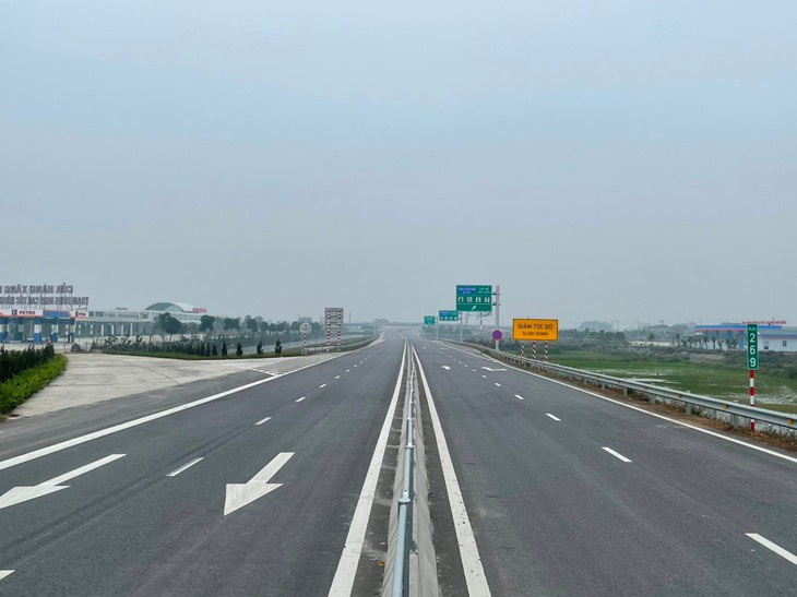 Đề xuất thu phí đường cao tốc do Nhà nước đầu tư: Chuyên gia ủng hộ - Ảnh 2. Đề xuất thu phí đường cao tốc do Nhà nước đầu tư: Chuyên gia ủng hộ - Ảnh 2.