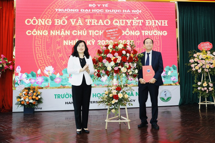 Bộ trưởng Bộ Y tế trao quyết định công nhận Chủ tịch Hội đồng trường Đại học Dược Hà Nội - Ảnh 1. Bộ trưởng Bộ Y tế trao quyết định công nhận Chủ tịch Hội đồng trường Đại học Dược Hà Nội - Ảnh 1.