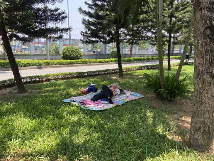 Người nhà bệnh nhân vội vã tìm chỗ trú trong những ngày nắng nóng - Ảnh 7. Người nhà bệnh nhân vội vã tìm chỗ trú trong những ngày nắng nóng - Ảnh 7.