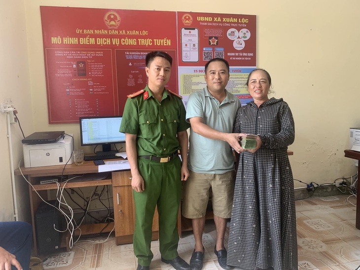 Nhiều tấm gương nhặt được của rơi, tìm người trả lại - Ảnh 3.