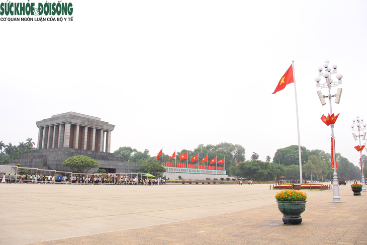 Nhân dân mọi miền tổ quốc về thăm Lăng Bác trong ngày sinh nhật Người người dân đội nắng - Ảnh 2.
