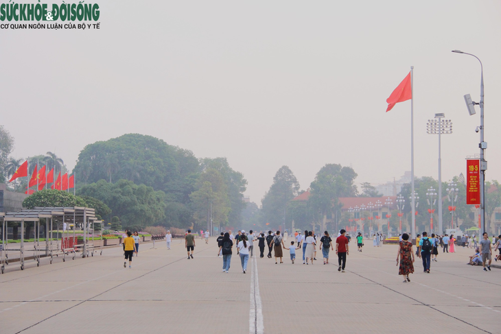 Xúc động lễ thượng cờ trong ngày sinh Chủ tịch Hồ Chí Minh - Ảnh 1.