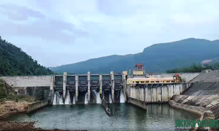 Thủy điện miền trung thiếu nước, dân hạ du khô khát - Ảnh 1.
