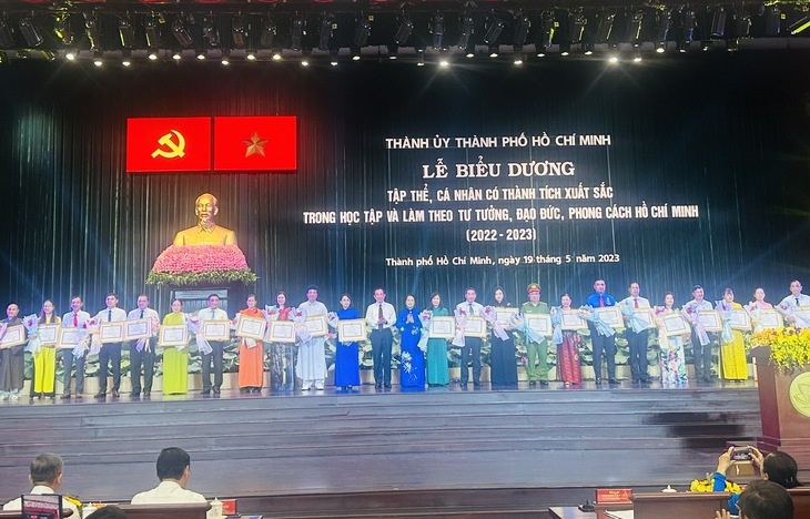 TP.HCM biểu dương 302 gương điển hình tiêu biểu trong học tập và làm theo tư tưởng, đạo đức, phong cách Hồ Chí Minh - Ảnh 1.
