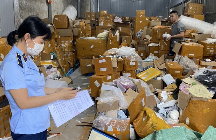 Phát hiện kho hàng lậu "khủng" trị giá hơn 1 tỉ đồng ngay tại thủ đô - Ảnh 2.