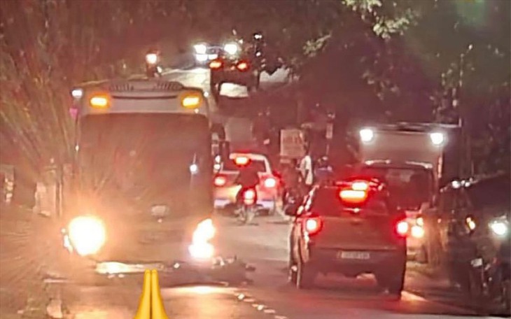 Tai nạn liên hoàn giữa xe khách, xe bản tải và xe máy khiến 3 học sinh tử vong - Ảnh 2. Tai nạn liên hoàn giữa xe khách, xe bản tải và xe máy khiến 3 học sinh tử vong - Ảnh 2.
