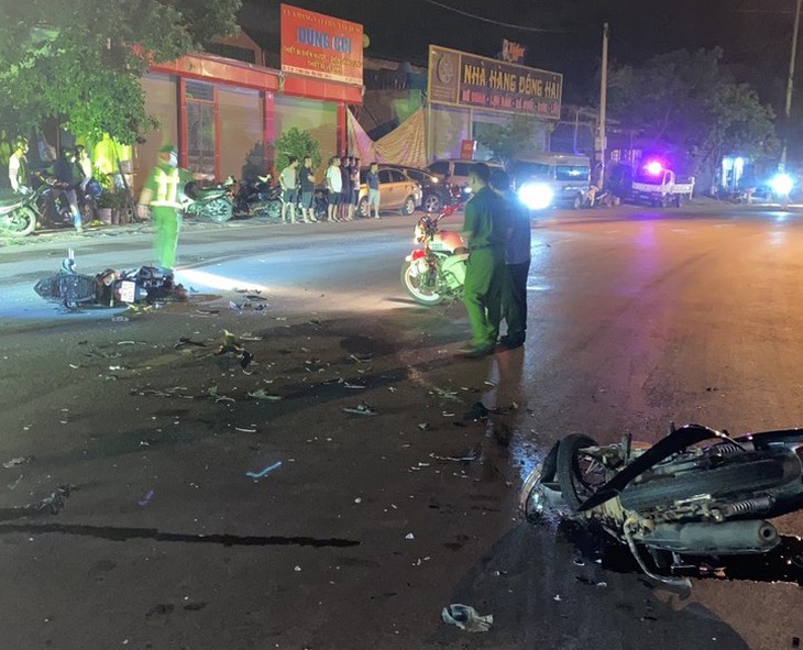 Hai xe máy đấu đầu trên Quốc lộ 6 khiến 4 người thương vong - Ảnh 1. Hai xe máy đấu đầu trên Quốc lộ 6 khiến 4 người thương vong - Ảnh 1.