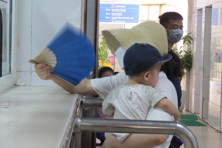 Nắng nóng gay gắt, bệnh nhi và người già nhập viện tăng cao - Ảnh 1. Nắng nóng gay gắt, bệnh nhi và người già nhập viện tăng cao - Ảnh 1.
