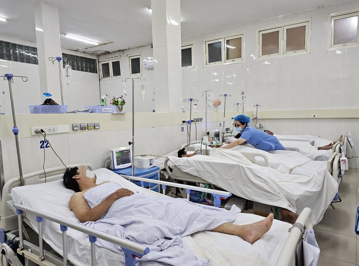 Nắng nóng gay gắt, bệnh nhi và người già nhập viện tăng cao - Ảnh 6. Nắng nóng gay gắt, bệnh nhi và người già nhập viện tăng cao - Ảnh 6.