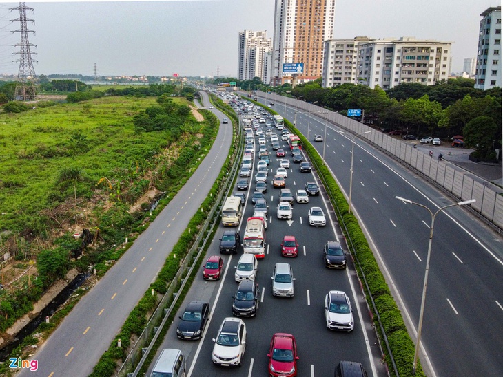 Lỉnh kỉnh đồ đạc trở lại Hà Nội sớm, người dân vẫn không thoát cảnh tắc đường - Ảnh 6.