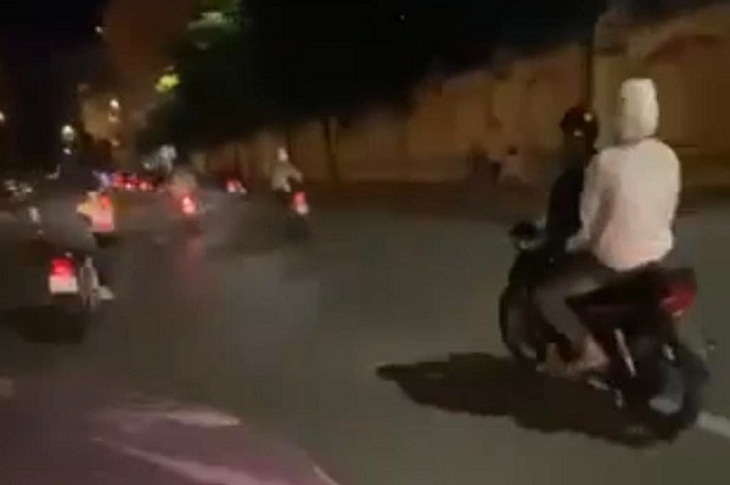 Kịp thời ngăn chặn nhiều thanh niên lạng lách, đánh võng trên đường - Ảnh 2. Kịp thời ngăn chặn nhiều thanh niên lạng lách, đánh võng trên đường - Ảnh 2.