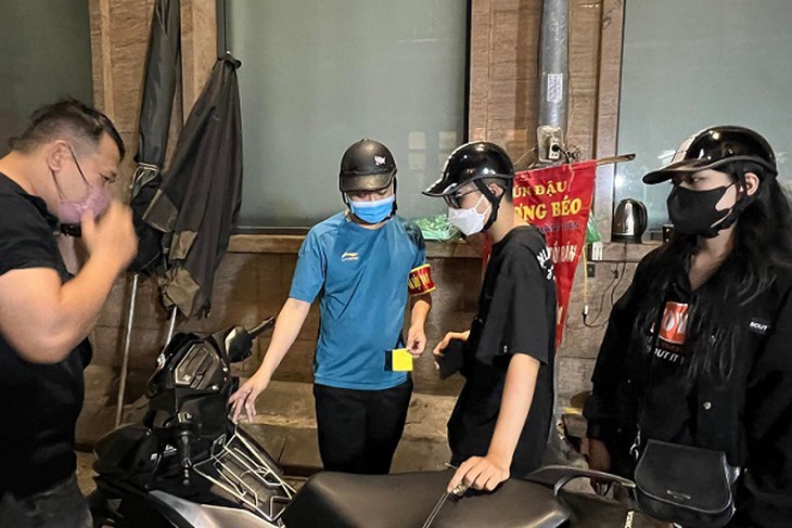 Kịp thời ngăn chặn nhiều thanh niên lạng lách, đánh võng trên đường - Ảnh 3. Kịp thời ngăn chặn nhiều thanh niên lạng lách, đánh võng trên đường - Ảnh 3.