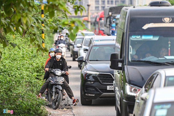 Lỉnh kỉnh đồ đạc trở lại Hà Nội sớm, người dân vẫn không thoát cảnh tắc đường - Ảnh 9.