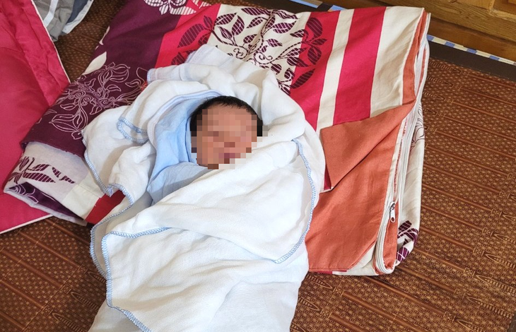 Tìm người thân cho bé trai sơ sinh 3 ngày tuổi bị bỏ rơi trước cửa nhà dân trong đêm - Ảnh 1.