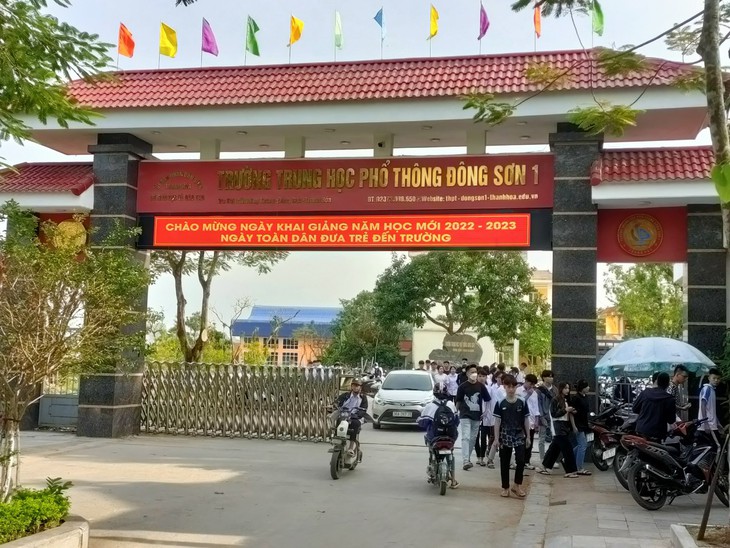 Hội đồng nhà trường sẽ có phương án xử lý với học sinh chém bạn trong lớp học - Ảnh 1.