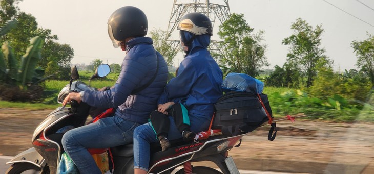 Lỉnh kỉnh đồ đạc trở lại Hà Nội sớm, người dân vẫn không thoát cảnh tắc đường - Ảnh 1.