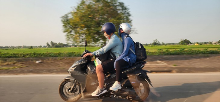 Lỉnh kỉnh đồ đạc trở lại Hà Nội sớm, người dân vẫn không thoát cảnh tắc đường - Ảnh 2.