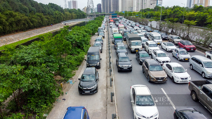 Lỉnh kỉnh đồ đạc trở lại Hà Nội sớm, người dân vẫn không thoát cảnh tắc đường - Ảnh 5.