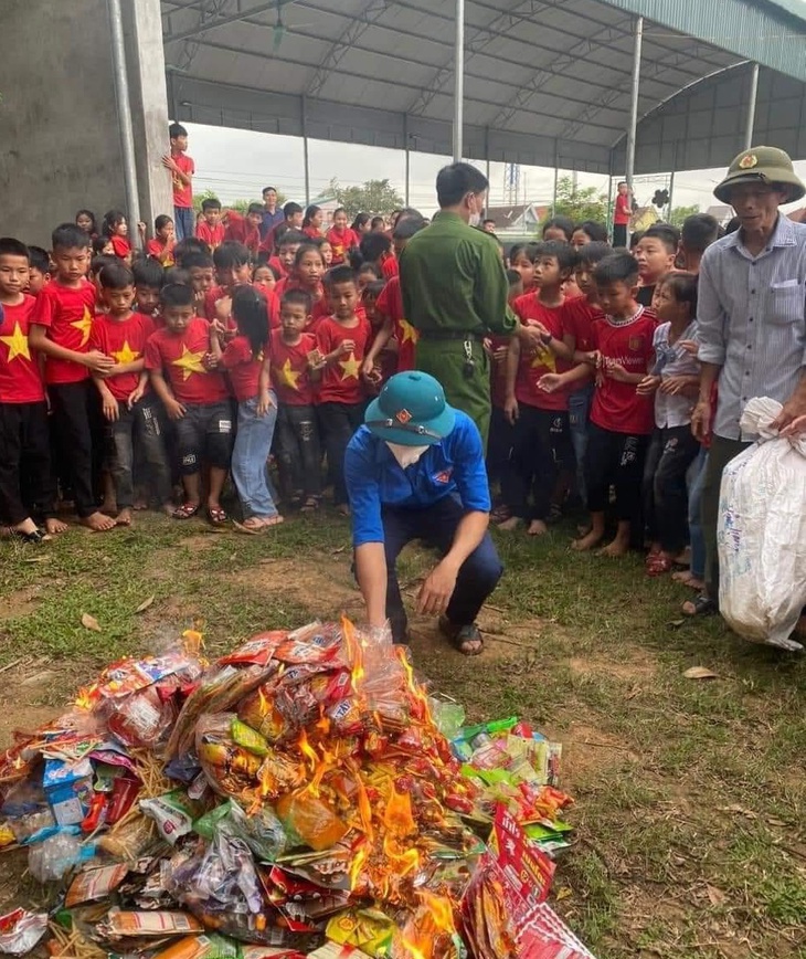 Tiêu hủy quà ăn vặt không rõ nguồn gốc, thực phẩm bẩn trước cổng trường học - Ảnh 3. Tiêu hủy quà ăn vặt không rõ nguồn gốc, thực phẩm bẩn trước cổng trường học - Ảnh 3.