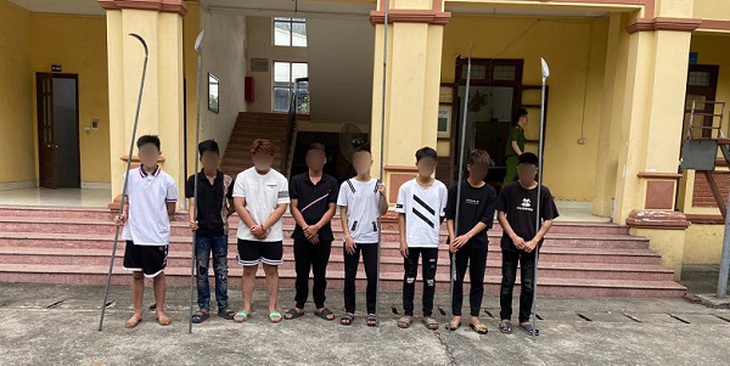 Ngăn chặn nhóm trẻ trâu cầm hung khí, ngổ ngáo lạng lách trên đường - Ảnh 2. Ngăn chặn nhóm trẻ trâu cầm hung khí, ngổ ngáo lạng lách trên đường - Ảnh 2.