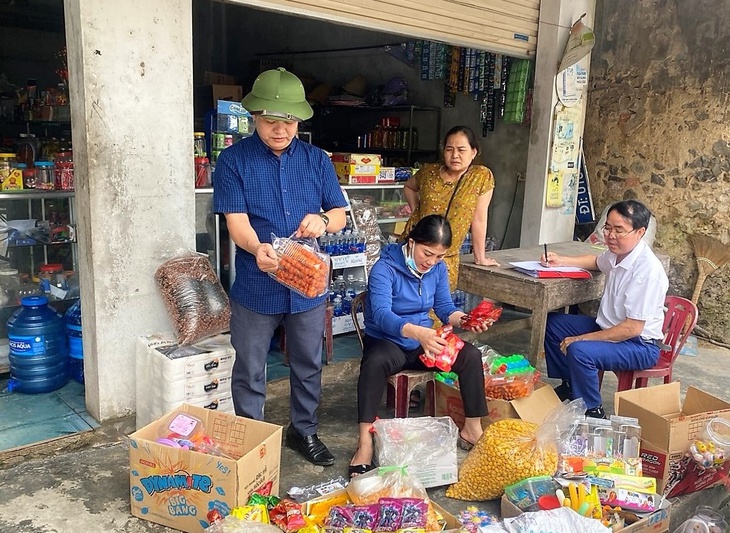 Tiêu hủy quà ăn vặt không rõ nguồn gốc, thực phẩm bẩn trước cổng trường học - Ảnh 1. Tiêu hủy quà ăn vặt không rõ nguồn gốc, thực phẩm bẩn trước cổng trường học - Ảnh 1.