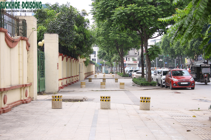 Ngăn chặn ô tô lấn chiếm vỉa hè bằng loạt trụ đá "di động" - Ảnh 1.