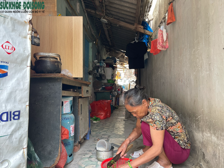 Bệnh nhân xóm chạy thận giữa lòng Thủ đô kiệt sức chống chọi với thời tiết nắng nóng - Ảnh 4.