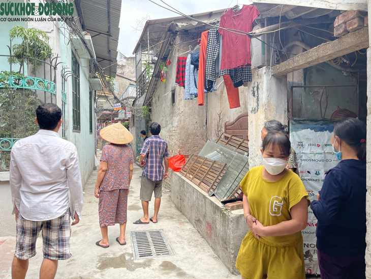 Bệnh nhân xóm chạy thận giữa lòng Thủ đô kiệt sức chống chọi với thời tiết nắng nóng - Ảnh 5.