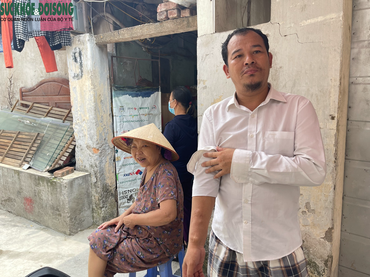 Bệnh nhân xóm chạy thận giữa lòng Thủ đô kiệt sức chống chọi với thời tiết nắng nóng - Ảnh 8.
