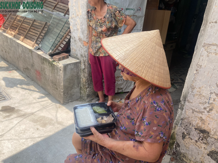 Bệnh nhân xóm chạy thận giữa lòng Thủ đô kiệt sức chống chọi với thời tiết nắng nóng - Ảnh 10.