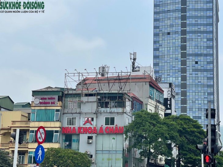 Nhan nhản biển quảng cáo vi phạm, trơ khung ở Hà Nội - Ảnh 2.